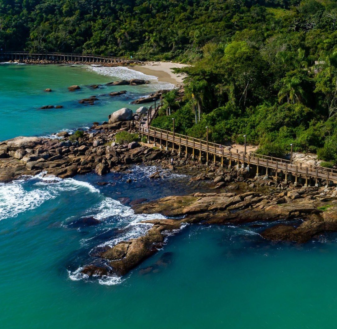 Costão das Vieiras, passarela sobre as pedras e mar turquesa
