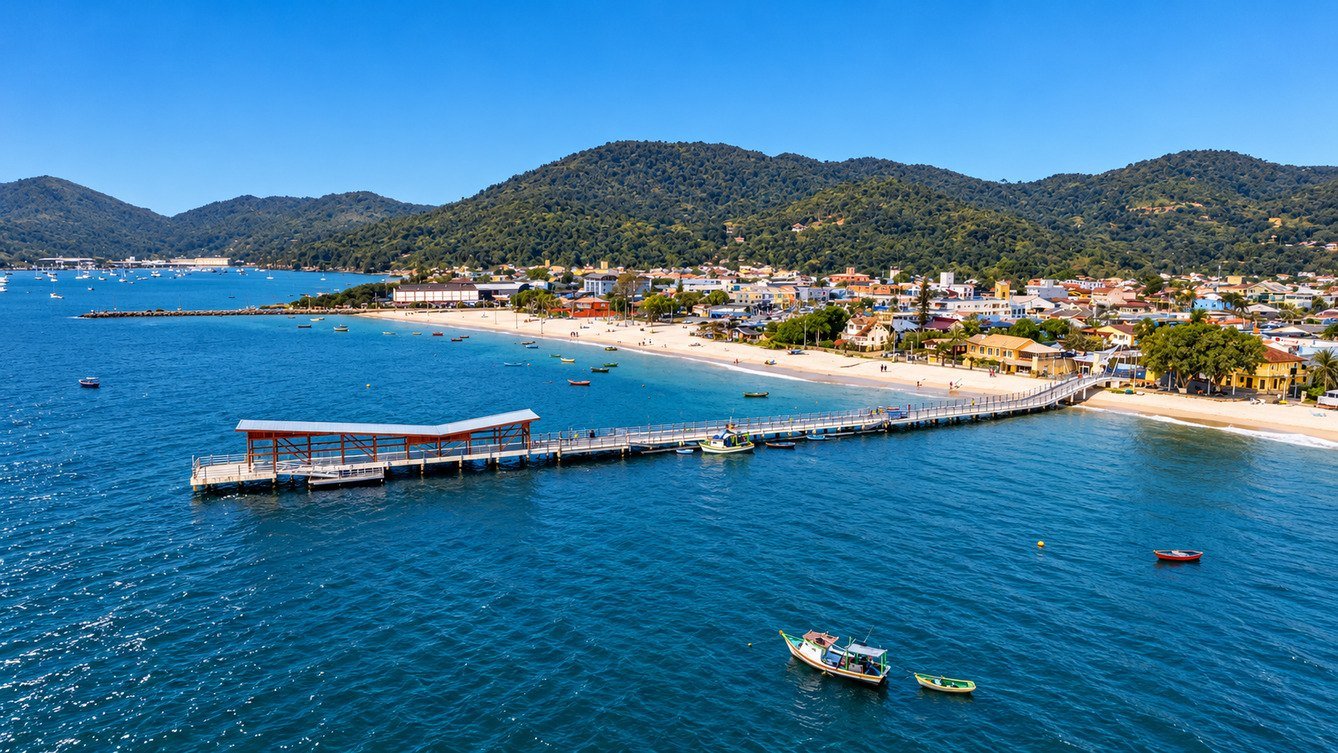 Píer de Porto Belo e a orla da cidade vistos do alto