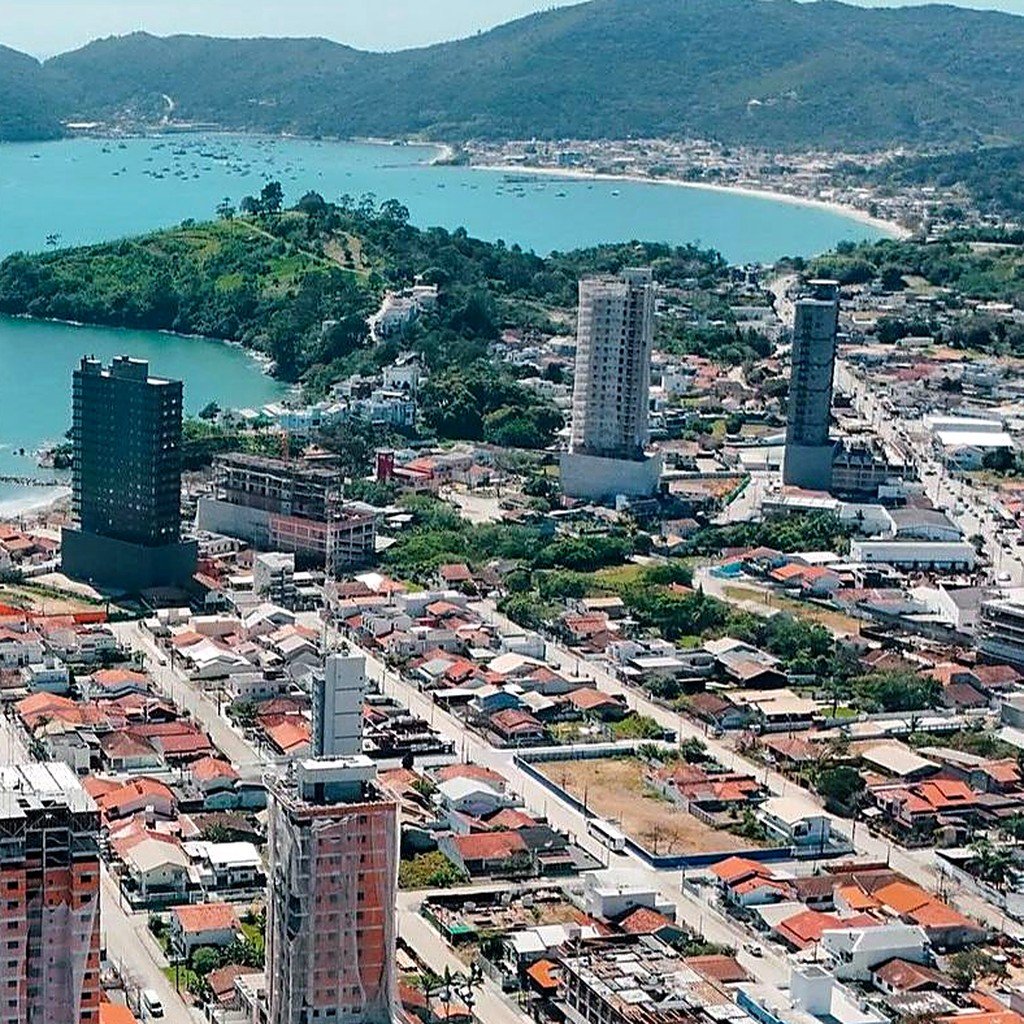 Vista aérea de Porto Belo, com a baía, a ilha e prédios em construção ao longo da orla