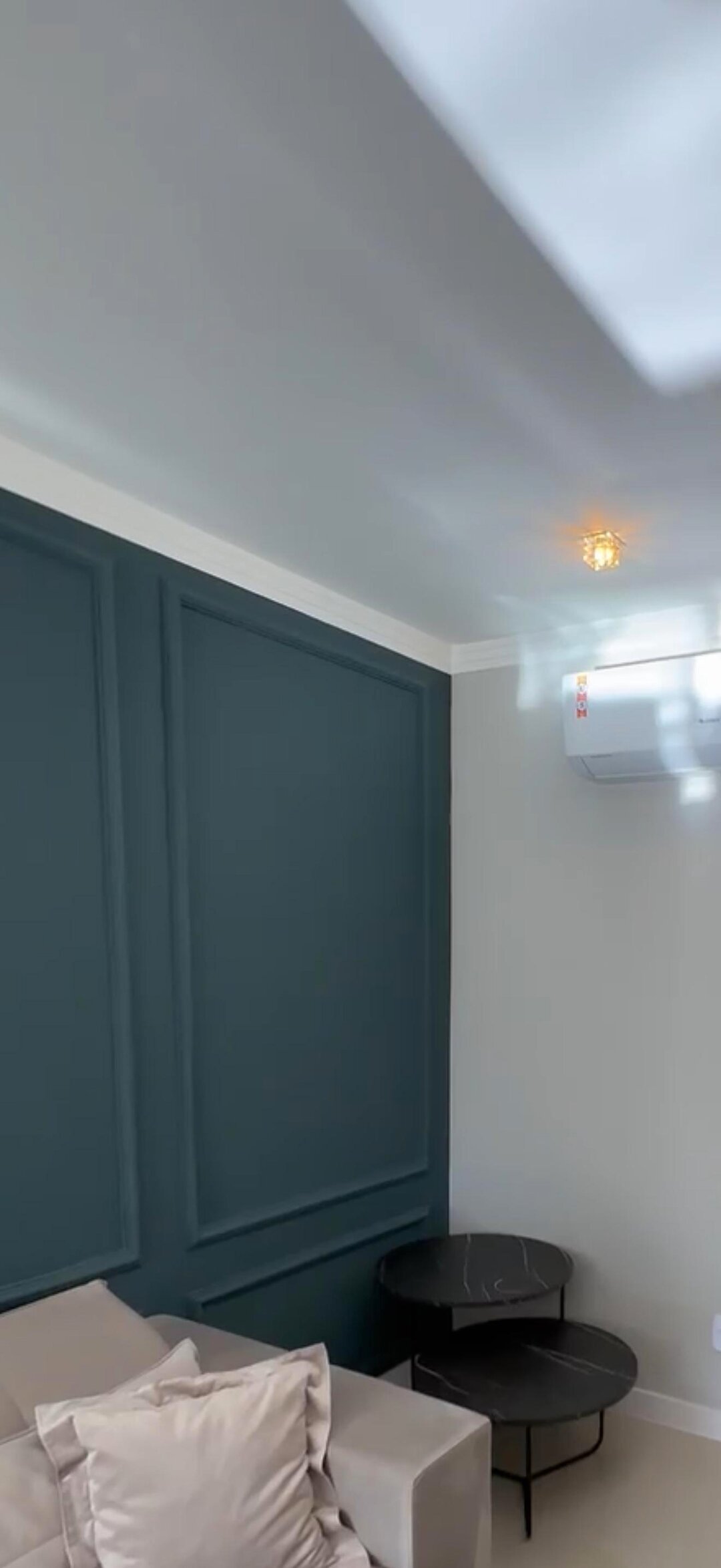 Sala · Detalhes em sanca e iluminação